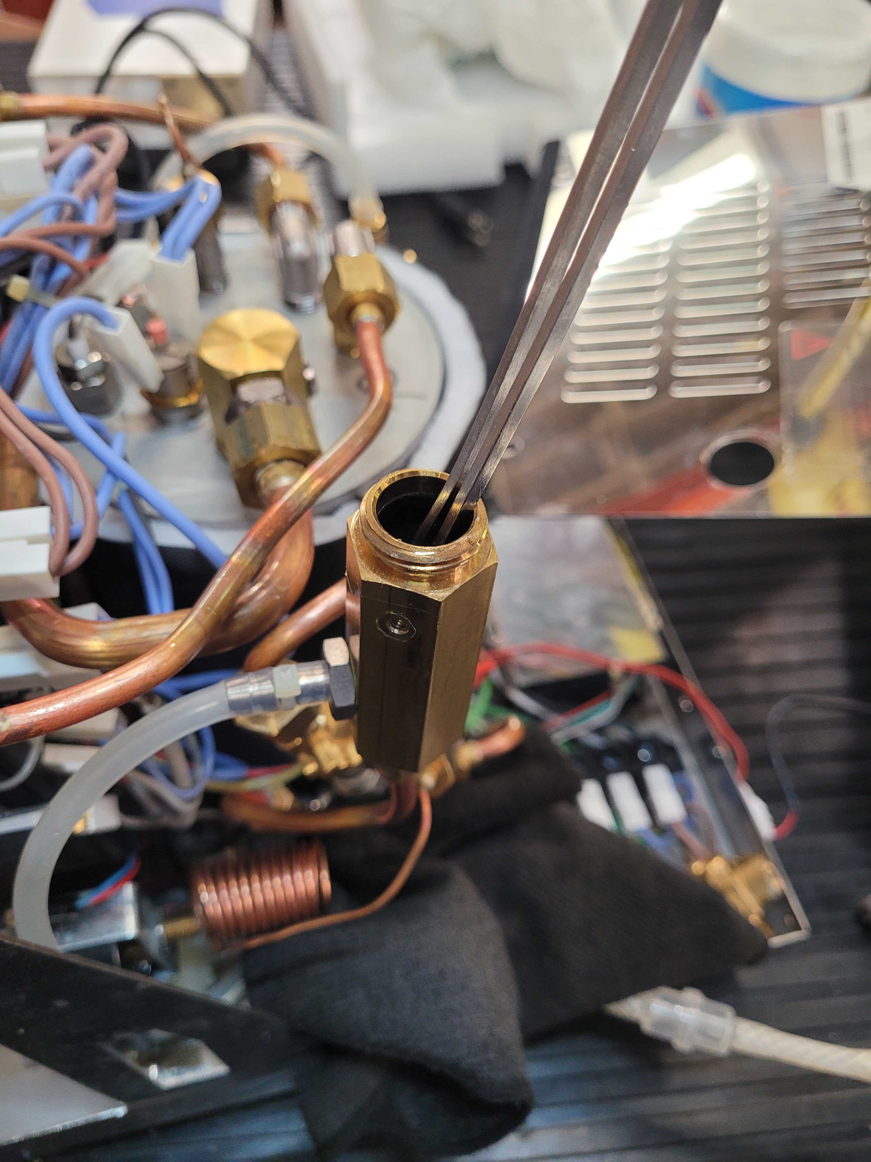 LUCCA X58 Cleaning/Replacing the Expansion Valve Seat Gasket